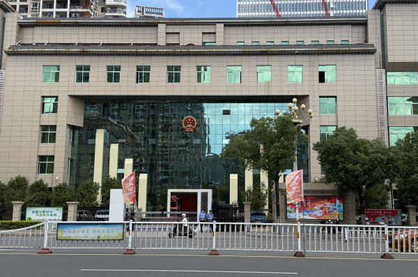 云沪深配资 莆田12岁女孩遭虐致死案二审细节：继母推卸责任给生父，生父还在为继母求情｜封面深镜